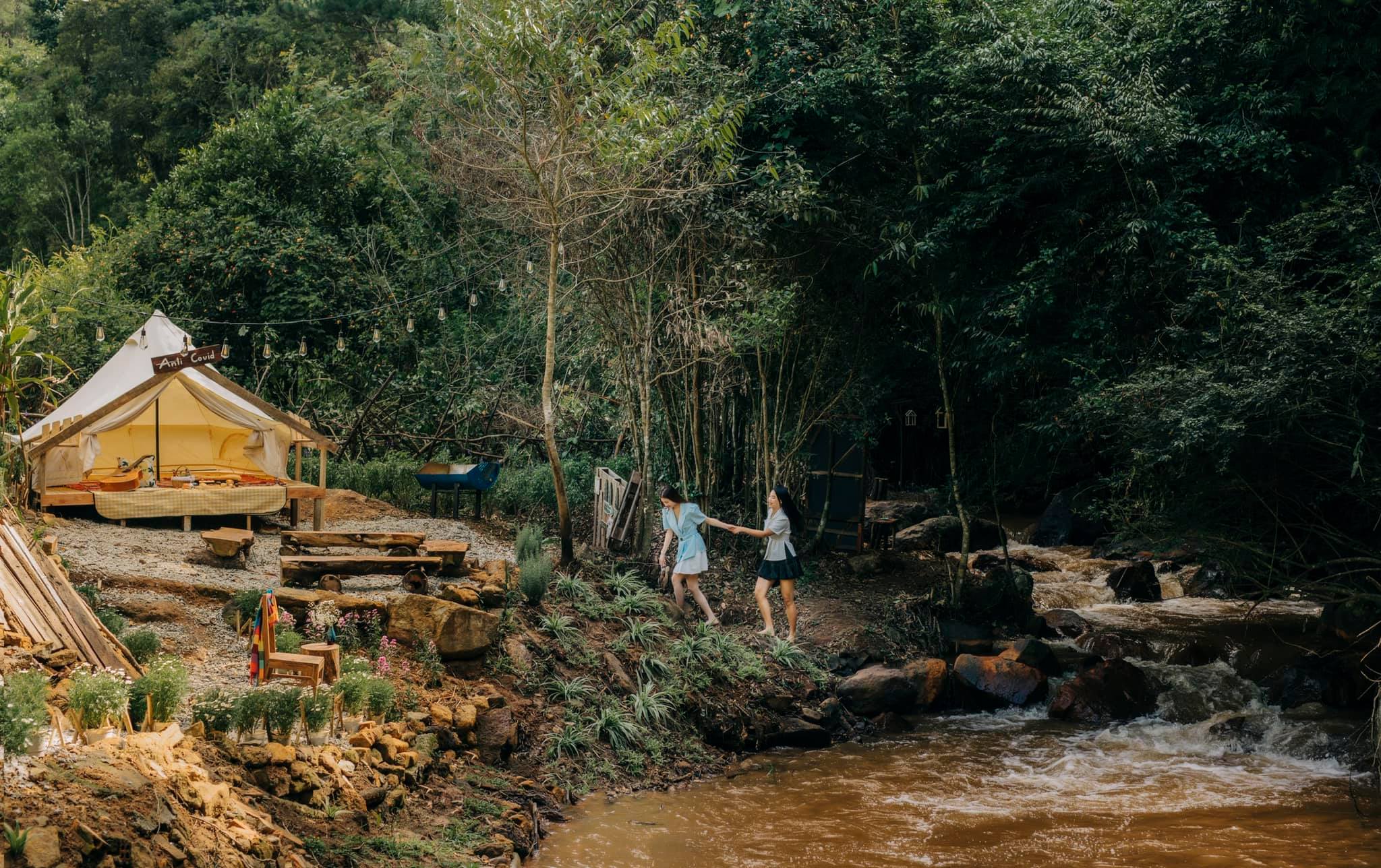 Nhà bên suối